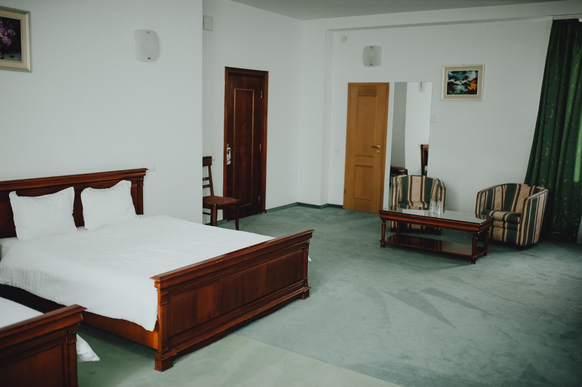 קריובה Hotel Bavaria מראה חיצוני תמונה
