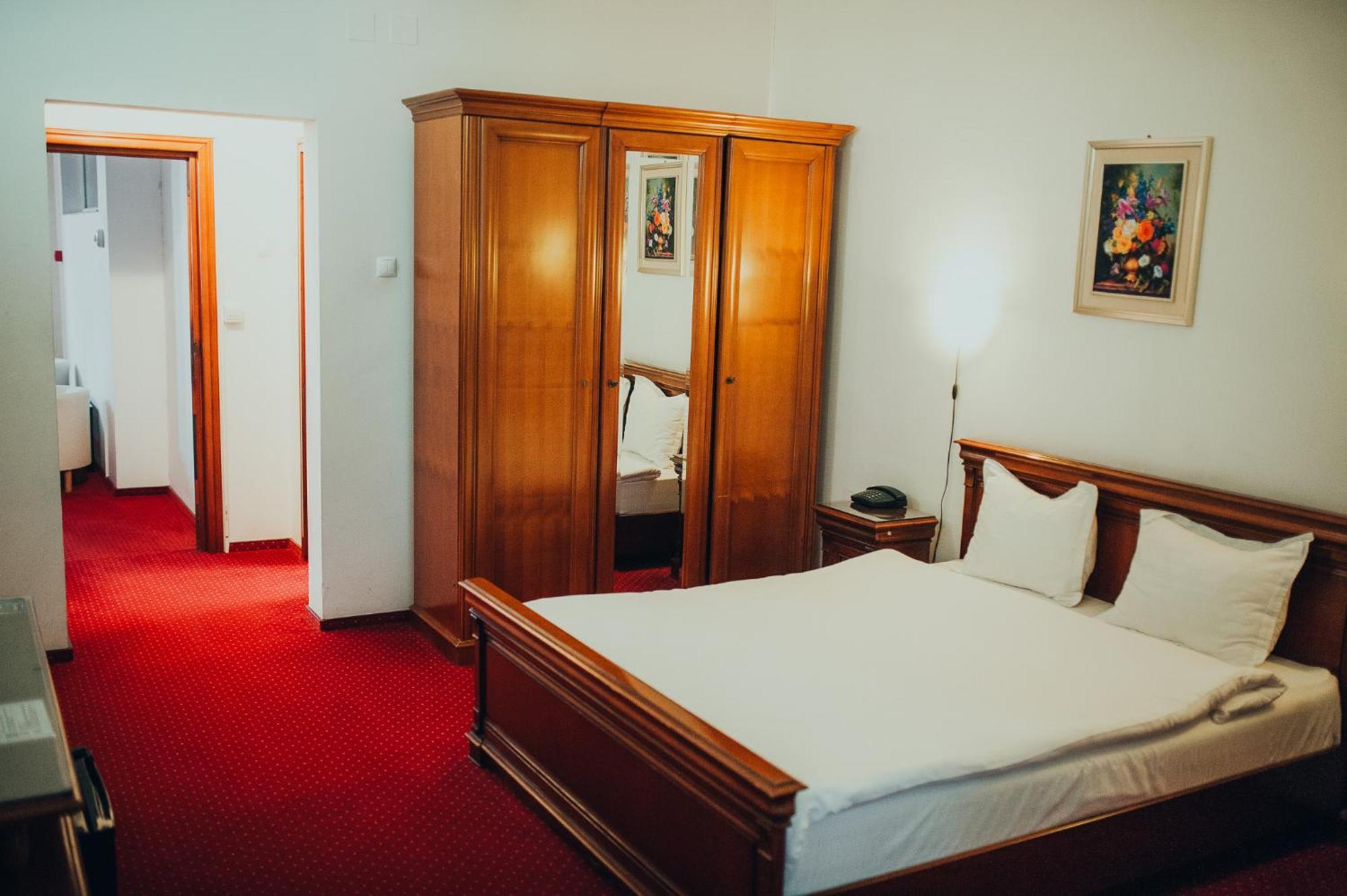 קריובה Hotel Bavaria מראה חיצוני תמונה