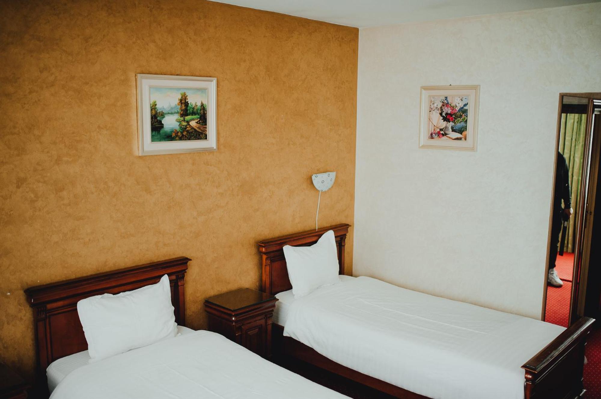 קריובה Hotel Bavaria מראה חיצוני תמונה