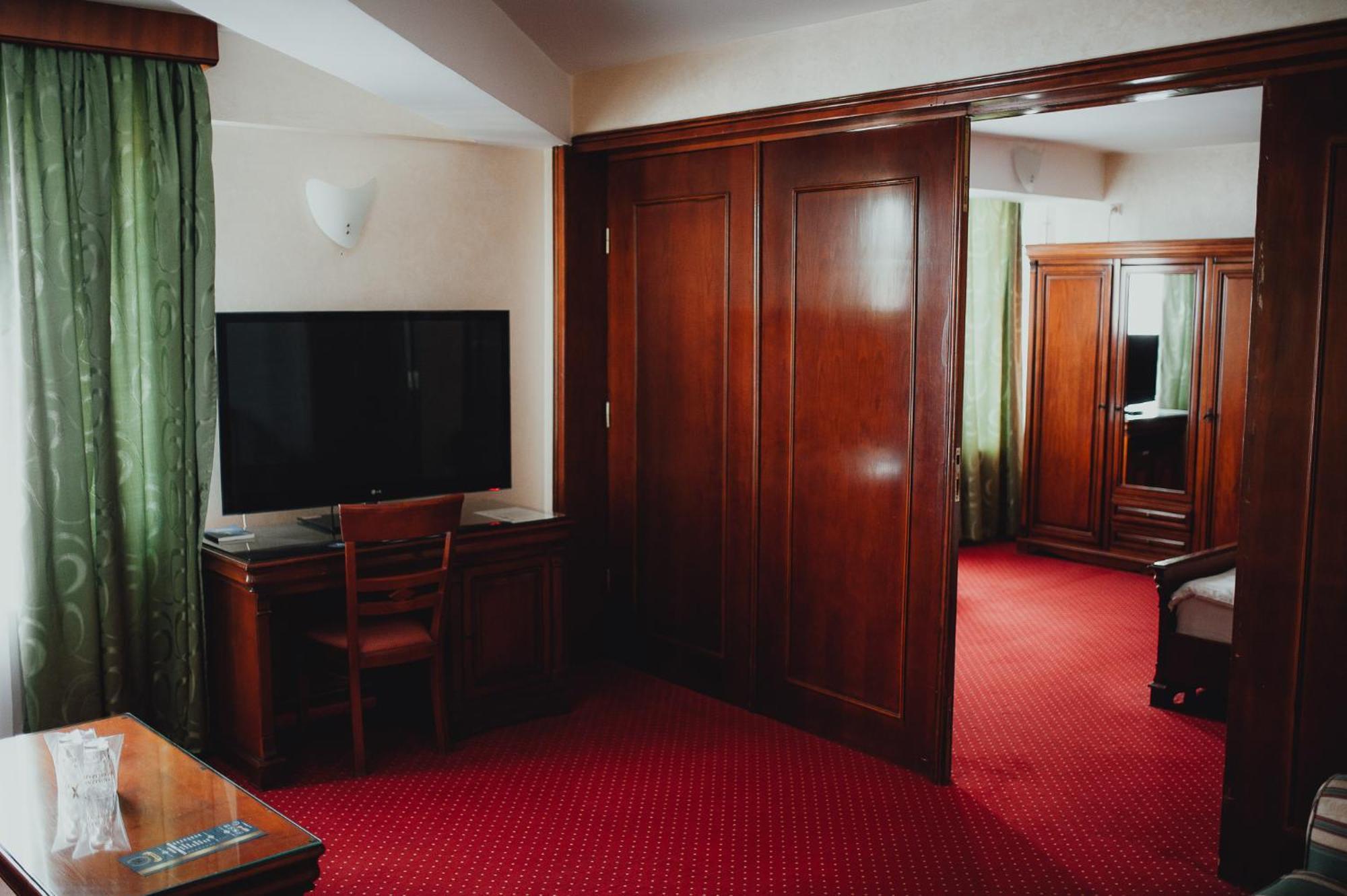 קריובה Hotel Bavaria מראה חיצוני תמונה